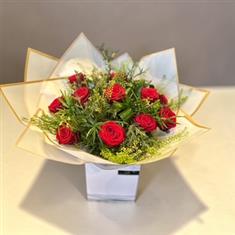 12 luxury red roses